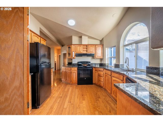 2501 CREEKSIDE Ln, North Bend, OR 97459