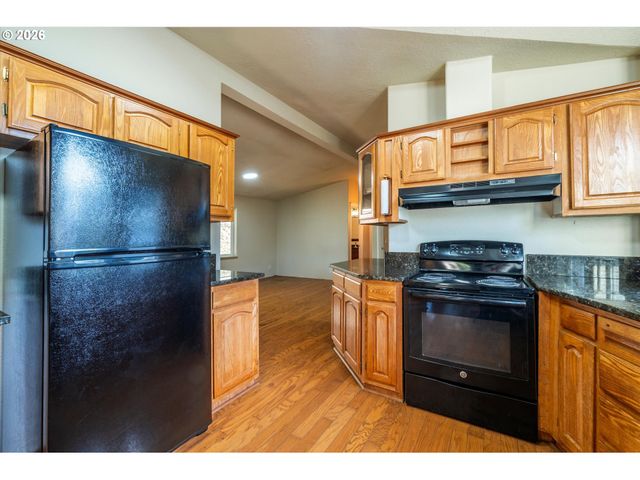 2501 CREEKSIDE Ln, North Bend, OR 97459