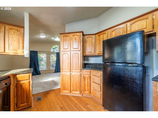 2501 CREEKSIDE Ln, North Bend, OR 97459