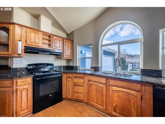 2501 CREEKSIDE Ln, North Bend, OR 97459