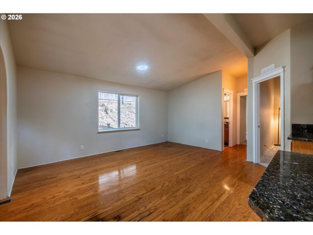 2501 CREEKSIDE Ln, North Bend, OR 97459