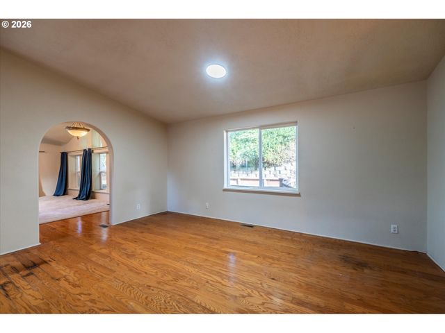 2501 CREEKSIDE Ln, North Bend, OR 97459