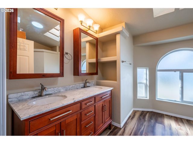 2501 CREEKSIDE Ln, North Bend, OR 97459