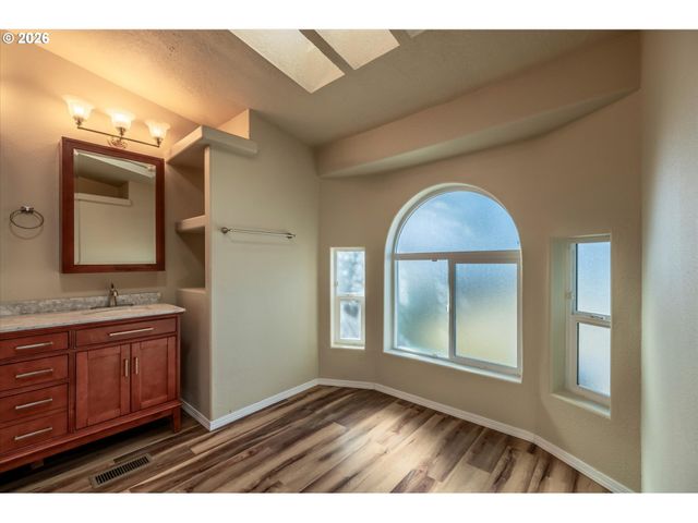 2501 CREEKSIDE Ln, North Bend, OR 97459