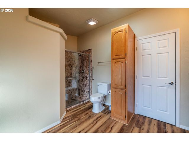 2501 CREEKSIDE Ln, North Bend, OR 97459