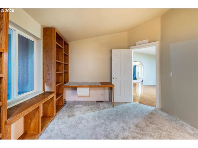 2501 CREEKSIDE Ln, North Bend, OR 97459