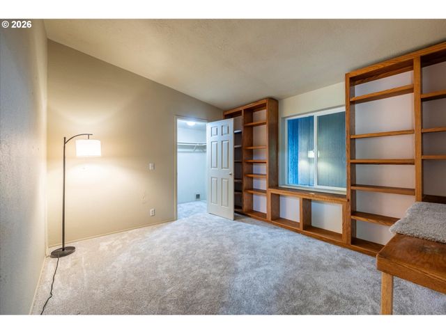 2501 CREEKSIDE Ln, North Bend, OR 97459