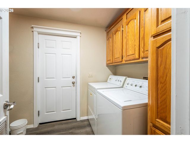 2501 CREEKSIDE Ln, North Bend, OR 97459