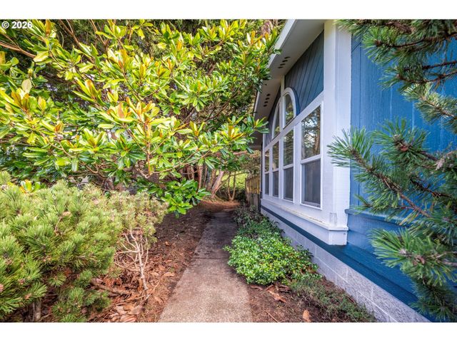 2501 CREEKSIDE Ln, North Bend, OR 97459