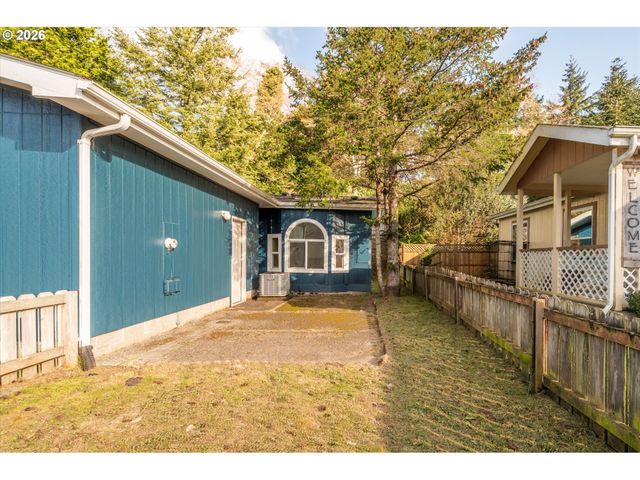 2501 CREEKSIDE Ln, North Bend, OR 97459