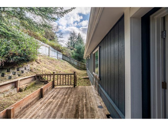 2501 CREEKSIDE Ln, North Bend, OR 97459