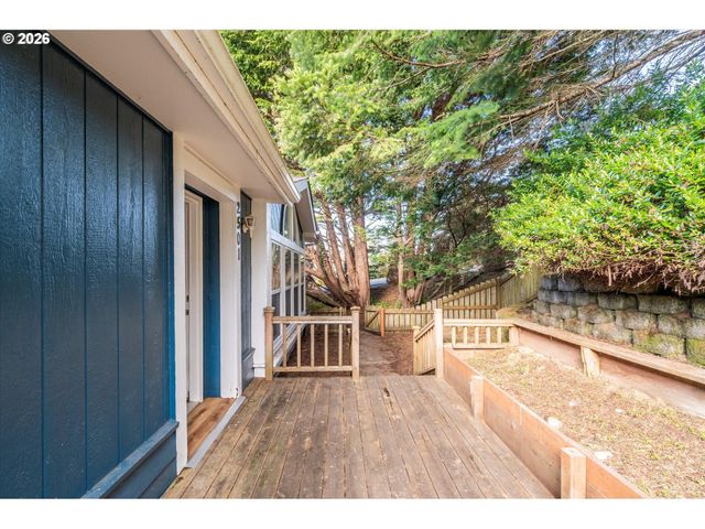 2501 CREEKSIDE Ln, North Bend, OR 97459