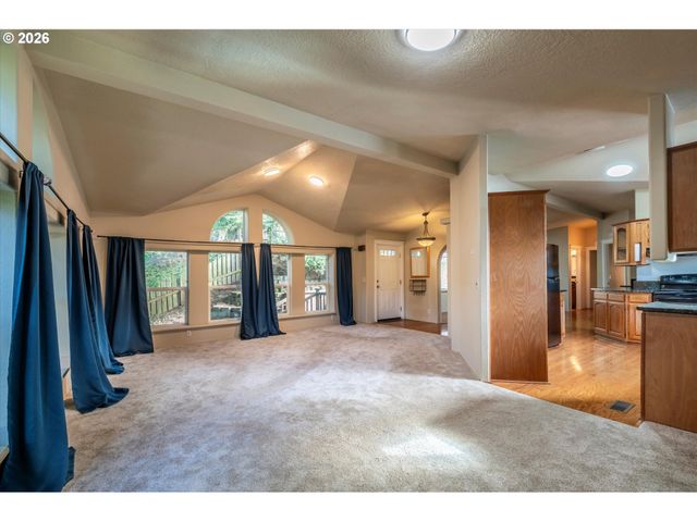 2501 CREEKSIDE Ln, North Bend, OR 97459