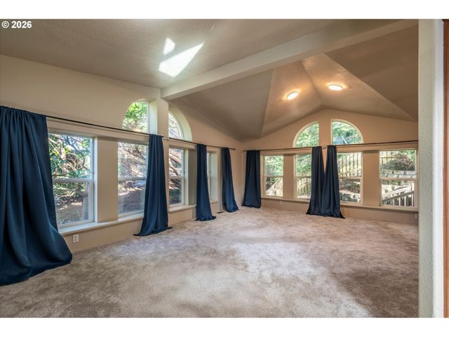 2501 CREEKSIDE Ln, North Bend, OR 97459