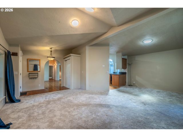 2501 CREEKSIDE Ln, North Bend, OR 97459