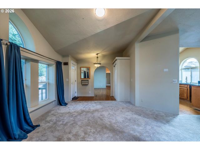 2501 CREEKSIDE Ln, North Bend, OR 97459