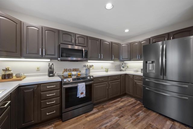 7551 SUNBURST LANE, Neenah, WI 54956