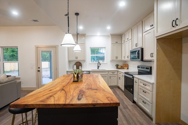 118 Kipapa CT, Bastrop, TX 78602