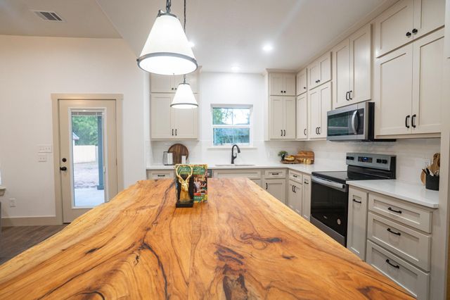 118 Kipapa CT, Bastrop, TX 78602