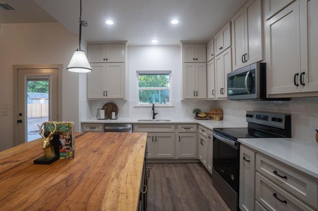 118 Kipapa CT, Bastrop, TX 78602