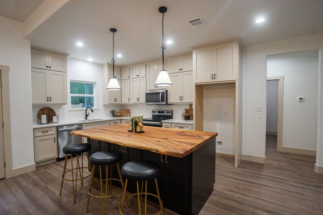 118 Kipapa CT, Bastrop, TX 78602