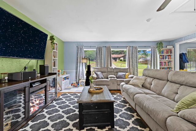 803 Chris Dr, Longview, TX 75605
