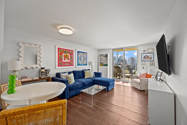 1212 N LASALLE Street 2107, Chicago, IL 60610