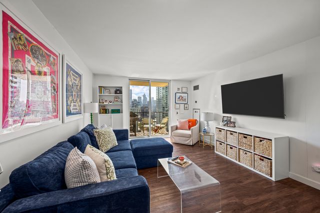 1212 N LASALLE Street 2107, Chicago, IL 60610