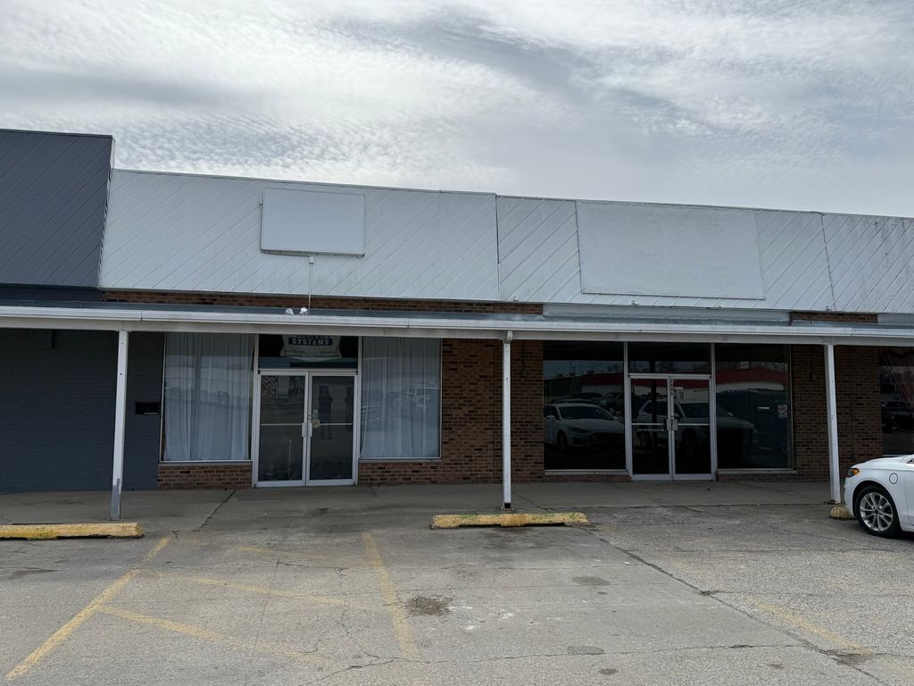 Image 1 of property listing at 1443 & 1445 W Whittaker Street, Salem, IL 62881