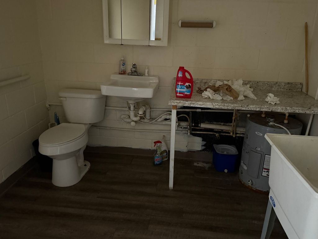 Image 4 of property listing at 1443 & 1445 W Whittaker Street, Salem, IL 62881