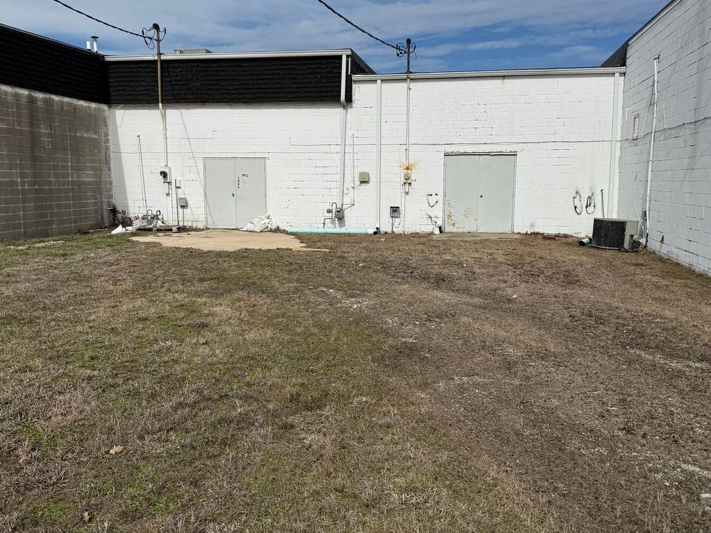 Image 6 of property listing at 1443 & 1445 W Whittaker Street, Salem, IL 62881