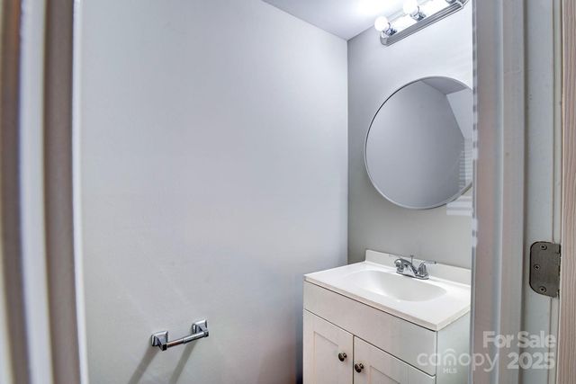 6129 Windsor Gate Lane, Charlotte, NC 28215