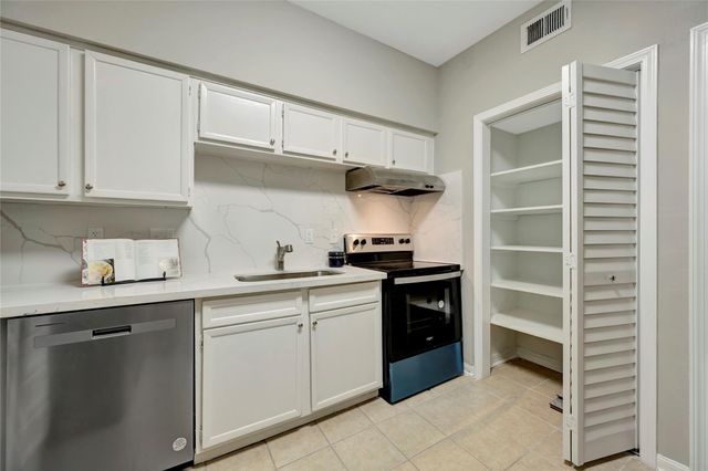 2100 Tanglewilde Street 380, Houston, TX 77063