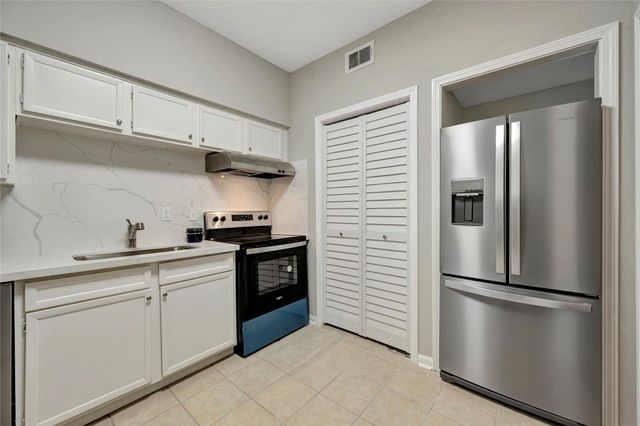 2100 Tanglewilde Street 380, Houston, TX 77063