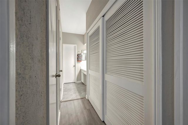 2100 Tanglewilde Street 380, Houston, TX 77063