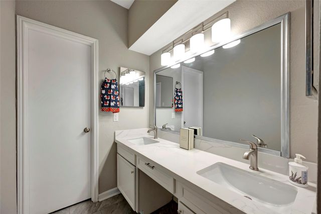2100 Tanglewilde Street 380, Houston, TX 77063