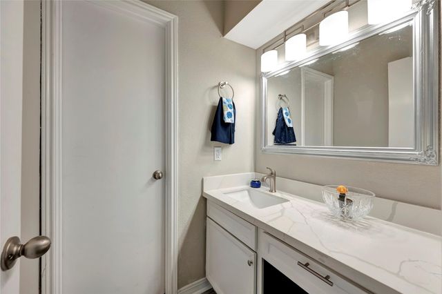 2100 Tanglewilde Street 380, Houston, TX 77063