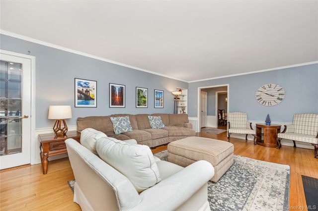 28 Lincoln Avenue, Massapequa, NY 11758