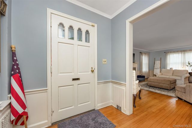 28 Lincoln Avenue, Massapequa, NY 11758