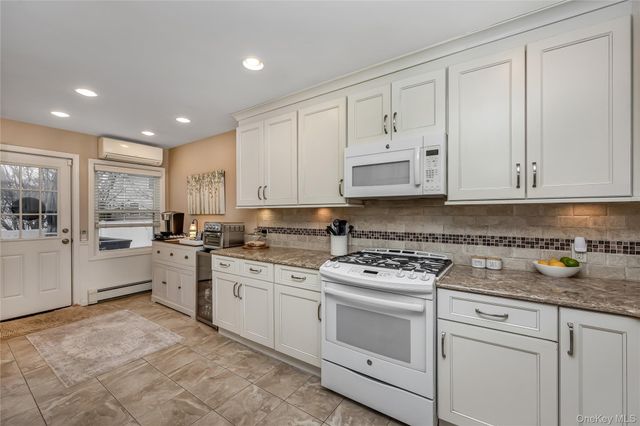 28 Lincoln Avenue, Massapequa, NY 11758