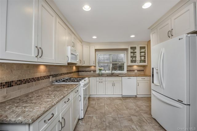 28 Lincoln Avenue, Massapequa, NY 11758