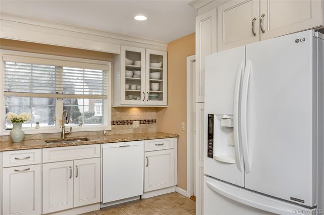 28 Lincoln Avenue, Massapequa, NY 11758