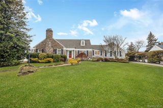 28 Lincoln Avenue, Massapequa, NY 11758