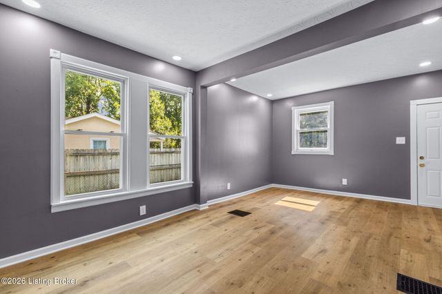 6674 Rutledge Rd, Louisville, KY 40258