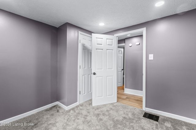 6674 Rutledge Rd, Louisville, KY 40258