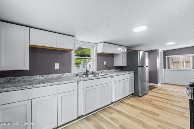 6674 Rutledge Rd, Louisville, KY 40258