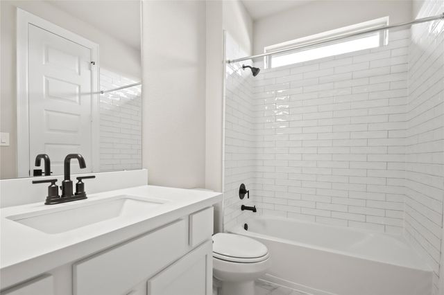 132 Peninsula Point Drive, Montgomery, TX 77356