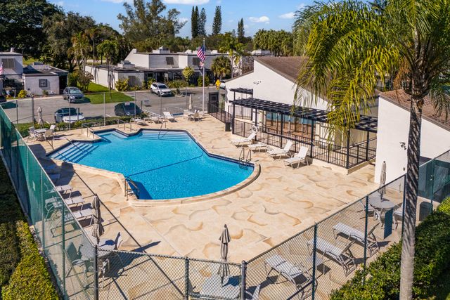 1340 E Golfview Drive, Pembroke Pines, FL 33026