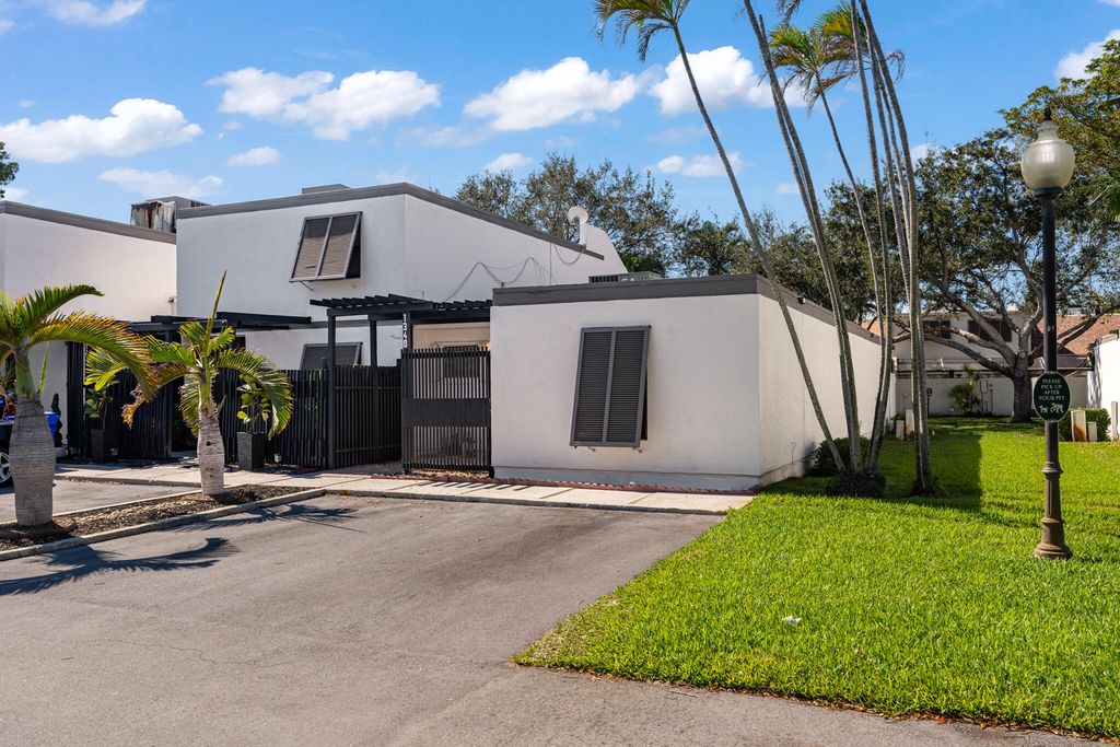 1340 E Golfview Drive, Pembroke Pines, FL 33026