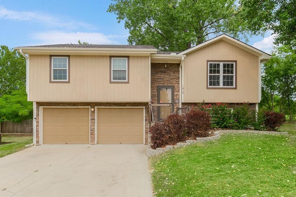 1419 E 1st Street, Tonganoxie, KS 66086